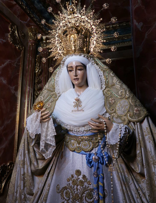 NTRA. SRA. DE LA ESPERANZA CORONADA ATAVIADA PARA LA PASCUA DE RESURRECCIÓN