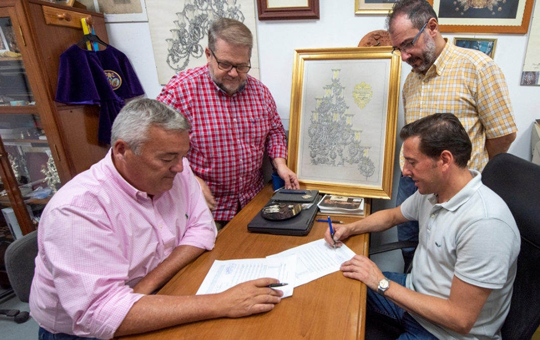 FIRMA CONTRATO DE EJECUCIÓN DE LOS NUEVOS CANDELABROS DE COLA PARA EL PASO DE PALIO DE NTRA. SRA. DE LA ESPERANZA CORONADA.