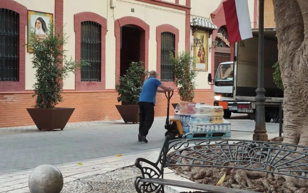 ENTREGA DE ALIMENTOS A LAS HERMANAS DE LA CRUZ