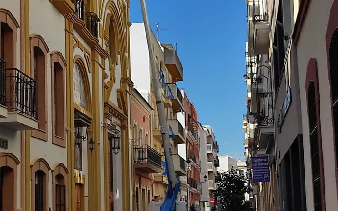 COMIENZA LA INSTALACIÓN DE LA ILUMINACIÓN ARTÍSTICA EN LA FACHADA DE LA IGLESIA SANTA MARÍA DE LA ESPERANZA