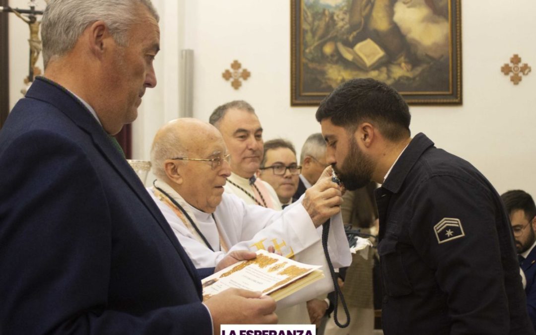 IMPOSICIÓN MEDALLAS A LOS NUEVOS HERMANOS/AS