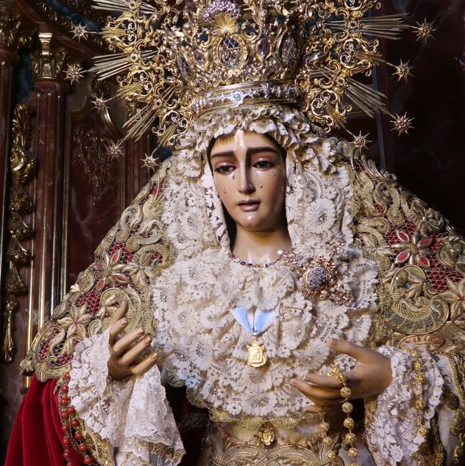 NUESTRA SEÑORA DE LA ESPERANZA ATAVIADA PARA EL XXIV ANIVERSARIO DE SU CORONACIÓN CANÓNICA Y LA FESTIVIDAD DEL CORPUS CHRISTI