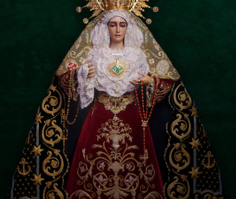 NTRA. SRA. DE LA ESPERANZA CORONADA ATAVIADA PARA LA FESTIVIDAD DE LA NATIVIDAD DE LA VIRGEN MARÍA