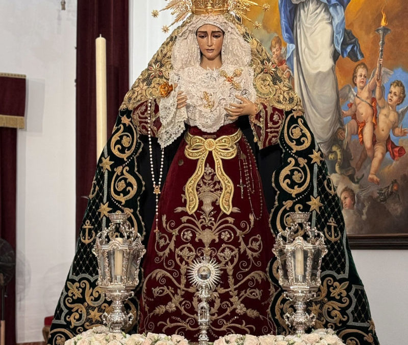 NUESTRA SEÑORA DE LA ESPERANZA ENTRONIZADA EN SUS ANDAS PARA EL TRASLADO AL CONVENTO DE LAS HERMANAS DE LA CRUZ