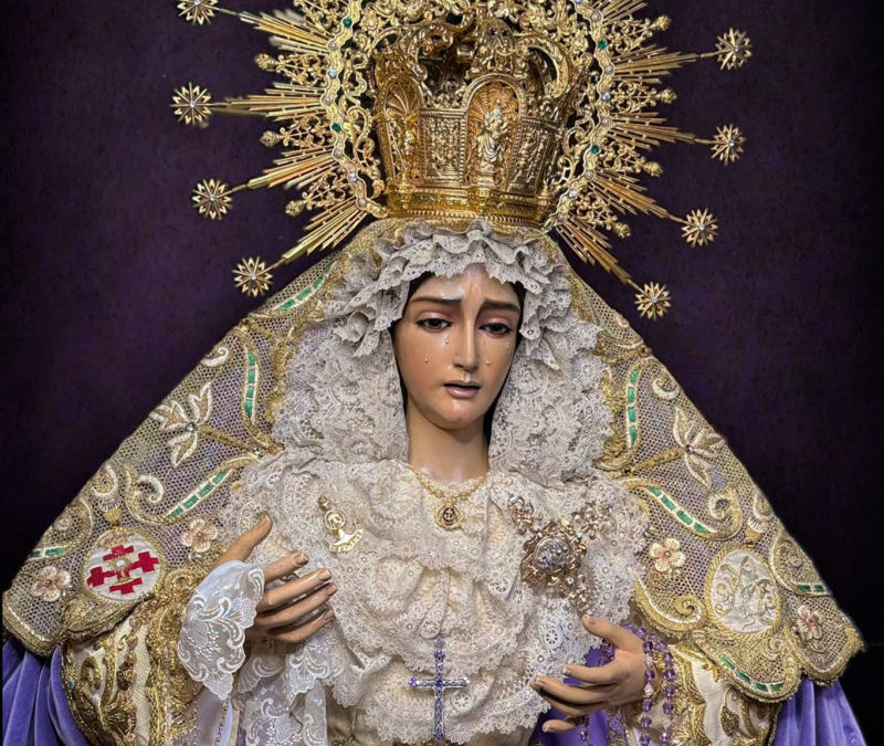 NTRA. SRA. DE LA ESPERANZA CORONADA ATAVIADA PARA EL MES DEL ROSARIO