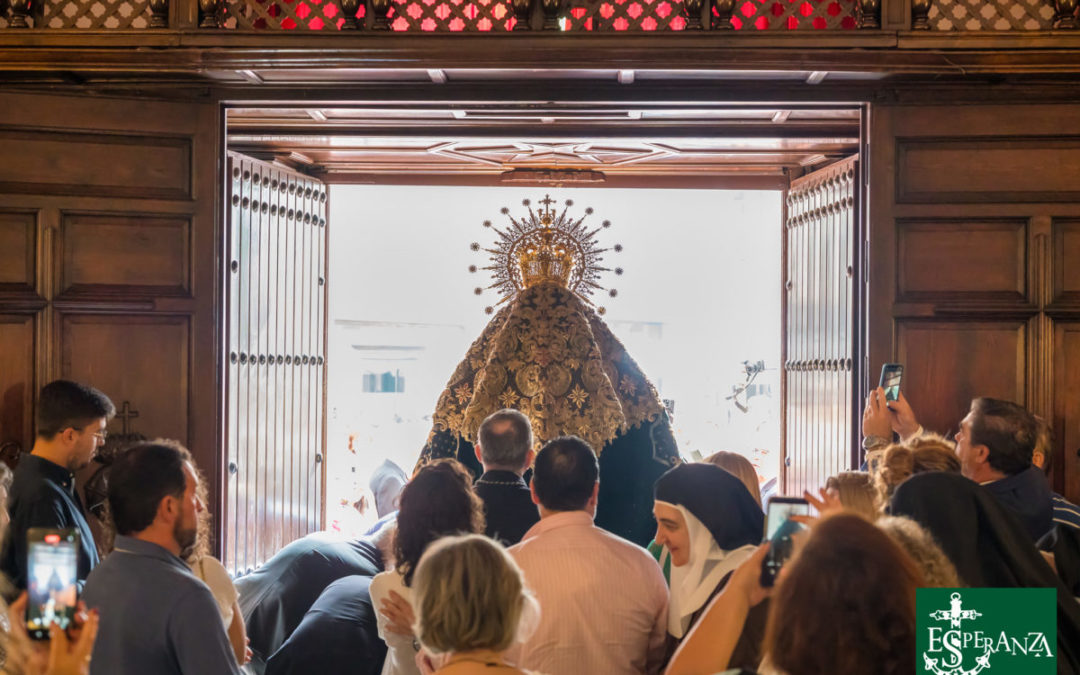 GALERÍA FOTOGRÁFICA DEL REGRESO DE NUESTRA SEÑORA DE LA ESPERANZA A SU IGLESIA TRAS LA VISITA A LAS HERMANAS DE LA CRUZ