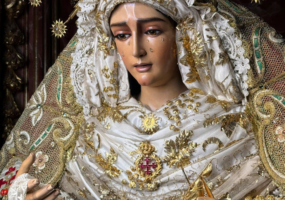 NUESTRA SEÑORA DE LA ESPERANZA ATAVIADA TRAS SUS SOLEMNES CULTOS