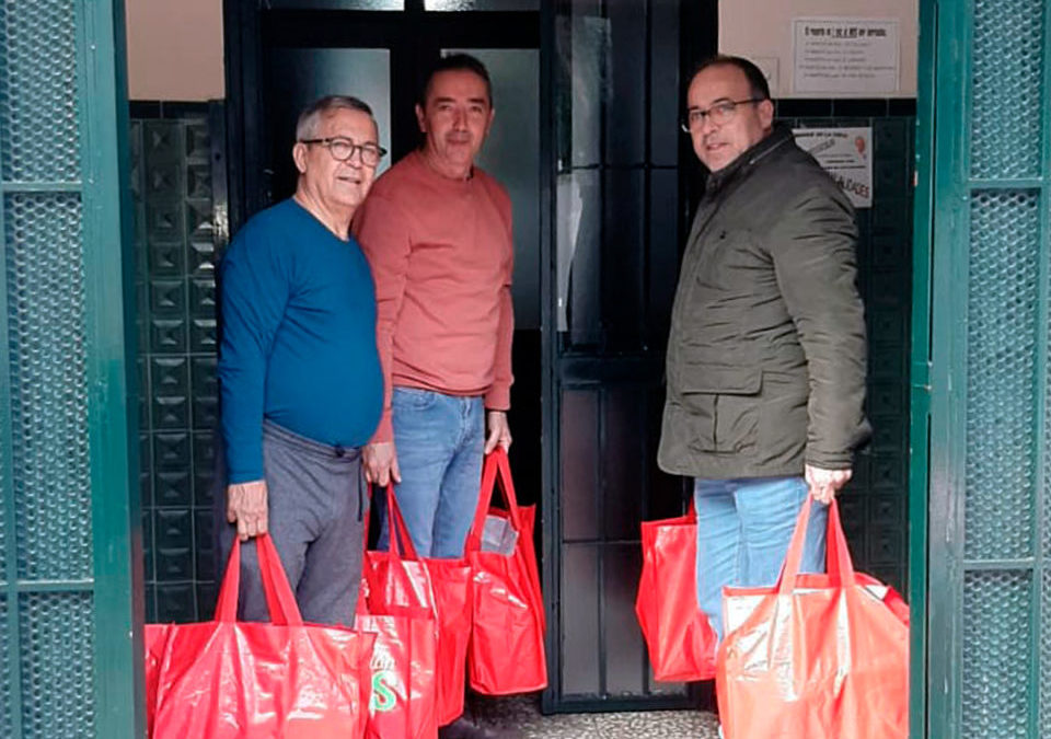 ENTREGA DE ALIMENTOS A LA RESIDENCIA DE ANCIANOS DE LAS HERMANAS DE LA CRUZ